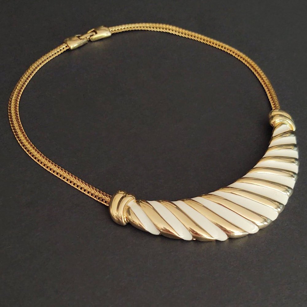 Vintage cream enamel and gold necklace - Picture 8 of 13